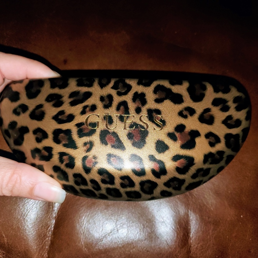GUESS Sunglass Case With Towelette BRAND NEW